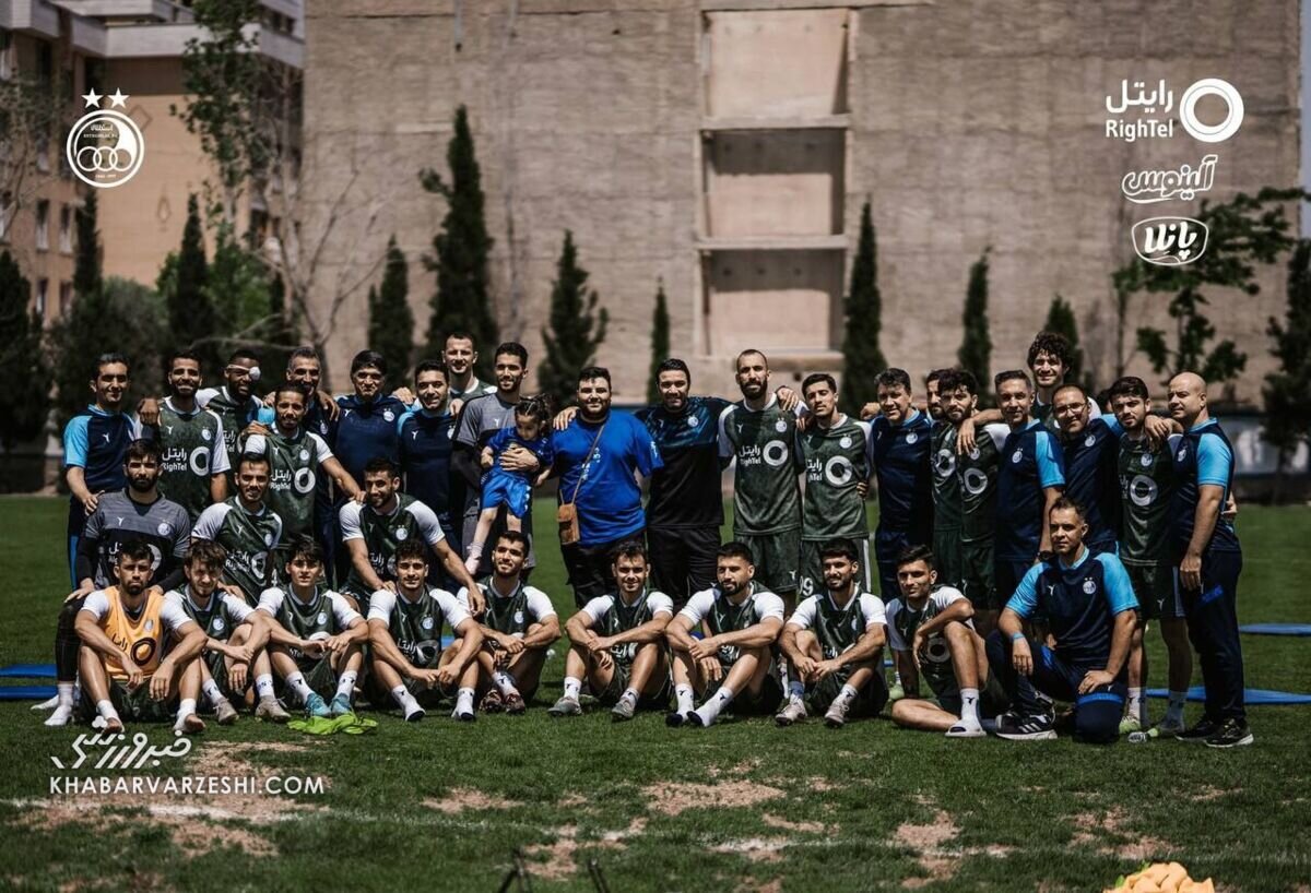 خاصترین هوادار فوتبال در تمرین استقلال | هدیه نکونام به این هوادار خاص | تصاویر