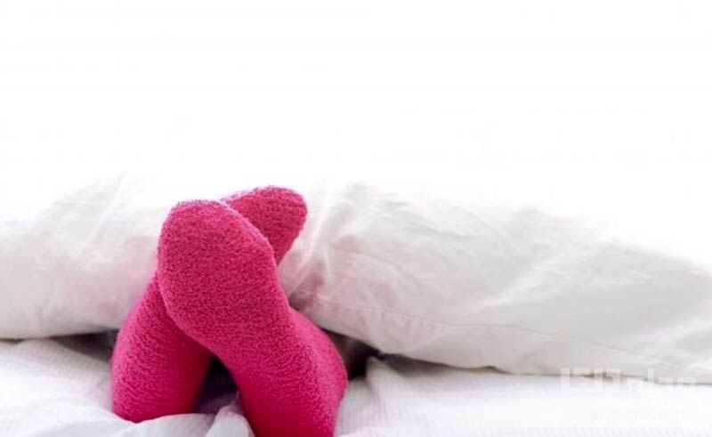 با جوراب خوابیدن خوب است یا بد؟ | چه کسانی نباید با جوراب بخوابند؟