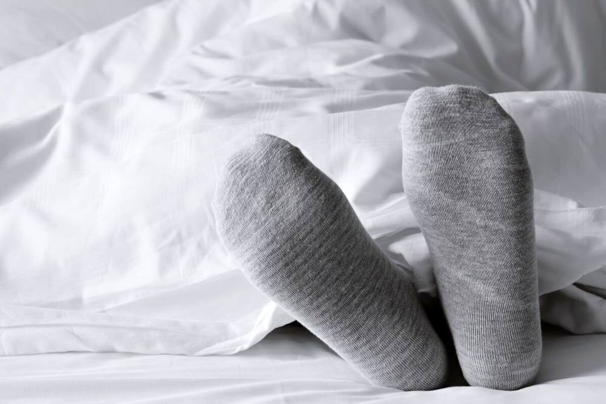 با جوراب خوابیدن خوب است یا بد؟ | چه کسانی نباید با جوراب بخوابند؟