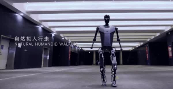 شگفتی در دنیای ربات ها | این ربات با سرعت ۶ کیلومتر در ساعت می دود! | شاهکار چین در ساخت اولین ربات انسان نمای تمام الکتریکی | ویدئو