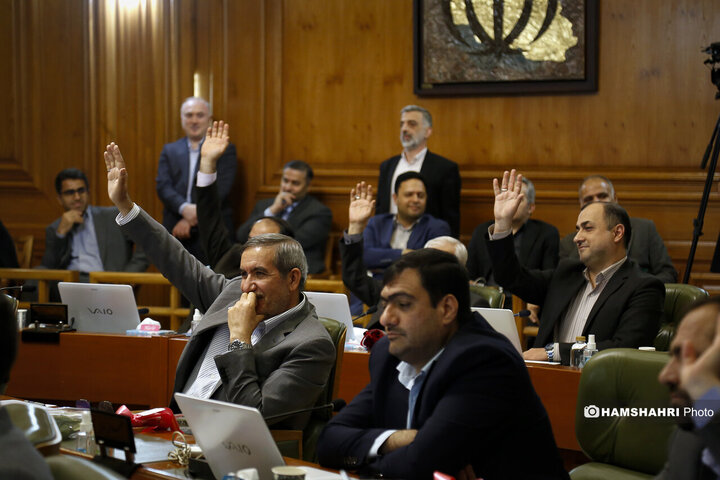 جنجال در نشست شورای شهر تهران| شهردار تهران: بمانید و پاسختان را بشنوید| تصاویر
