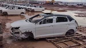 سیل کرمان به شرکت خودروسازی در بم خسارت زد؟ |  توضیح این شرکت درباره زیر آب رفتن پارکینگ خودروها