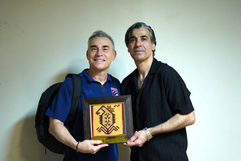 هدیه ویژه وحید شمسایی به سرمربی تایلند بعد از قهرمانی + عکس