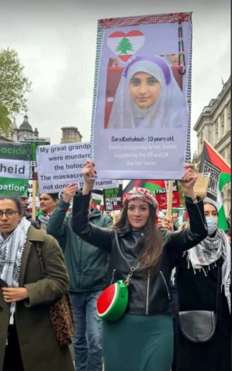 دختر شهید ۱۱ ساله لبنانی در تظاهرات انگلیس! | عکس