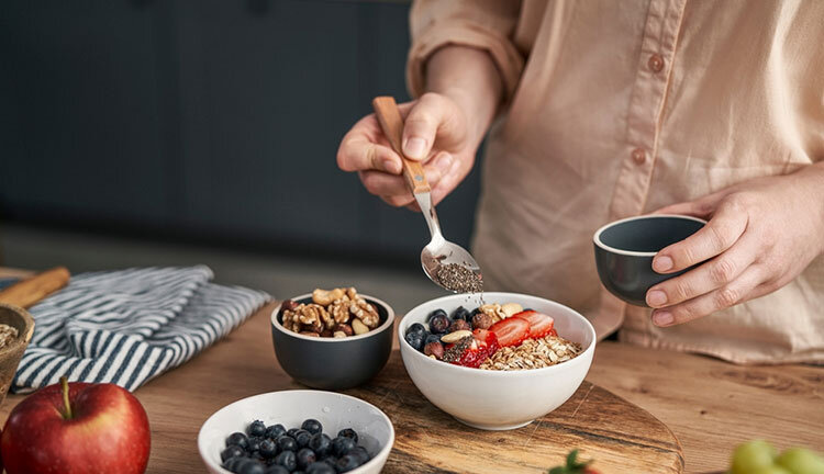 با این دانه شفابخش به جنگ بیماری و چاقی بروید | دانه چیا را چگونه مصرف کنیم؟ + جزئیات