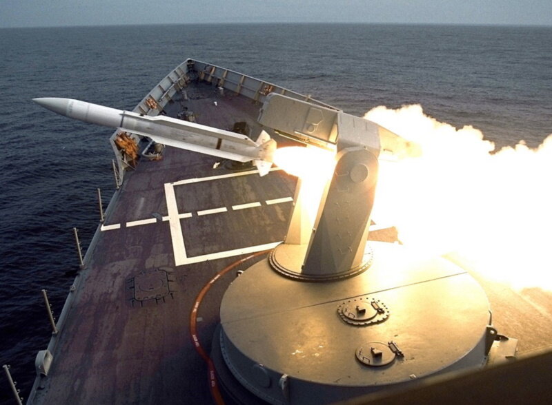 هزینه گران مقابله با پهپادهای ایران روی دست آمریکا | تصویر و مشخصات سلاح های موشکی و لیزری