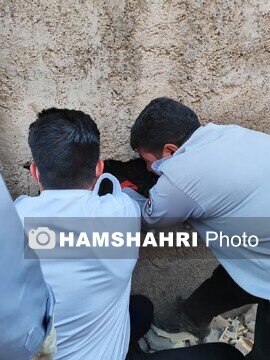 تصاویر اختصاصی همشهری از نجات زن بمی که ۴ روز بین درز ۲ دیوار گرفتار بود | وضعیت ناگوار این زن بعد از نجات توسط آتشنشانها را ببینید