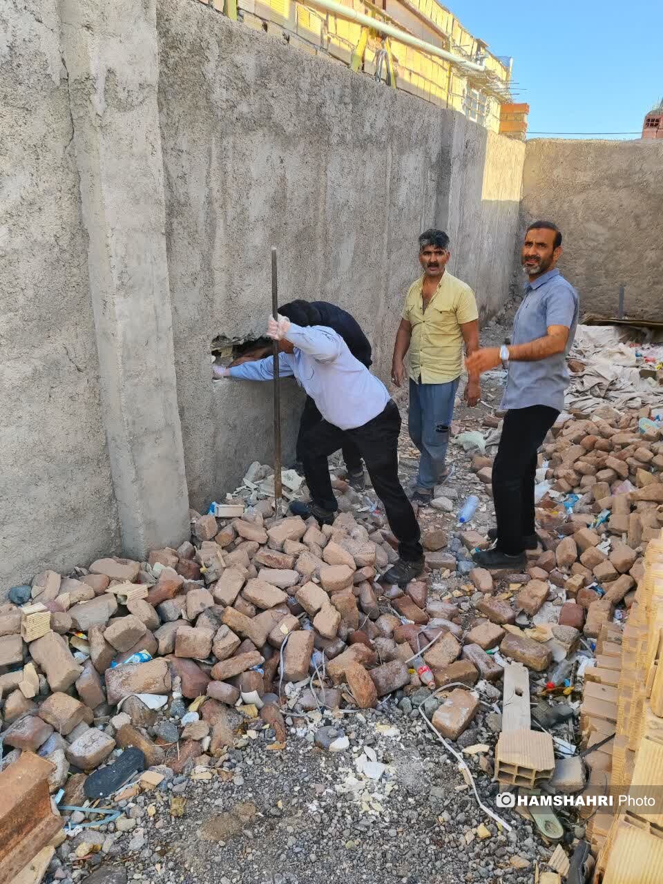 تصاویر اختصاصی همشهری از نجات زن بمی که ۴ روز بین درز ۲ دیوار گرفتار بود | وضعیت ناگوار این زن بعد از نجات توسط آتشنشانها را ببینید