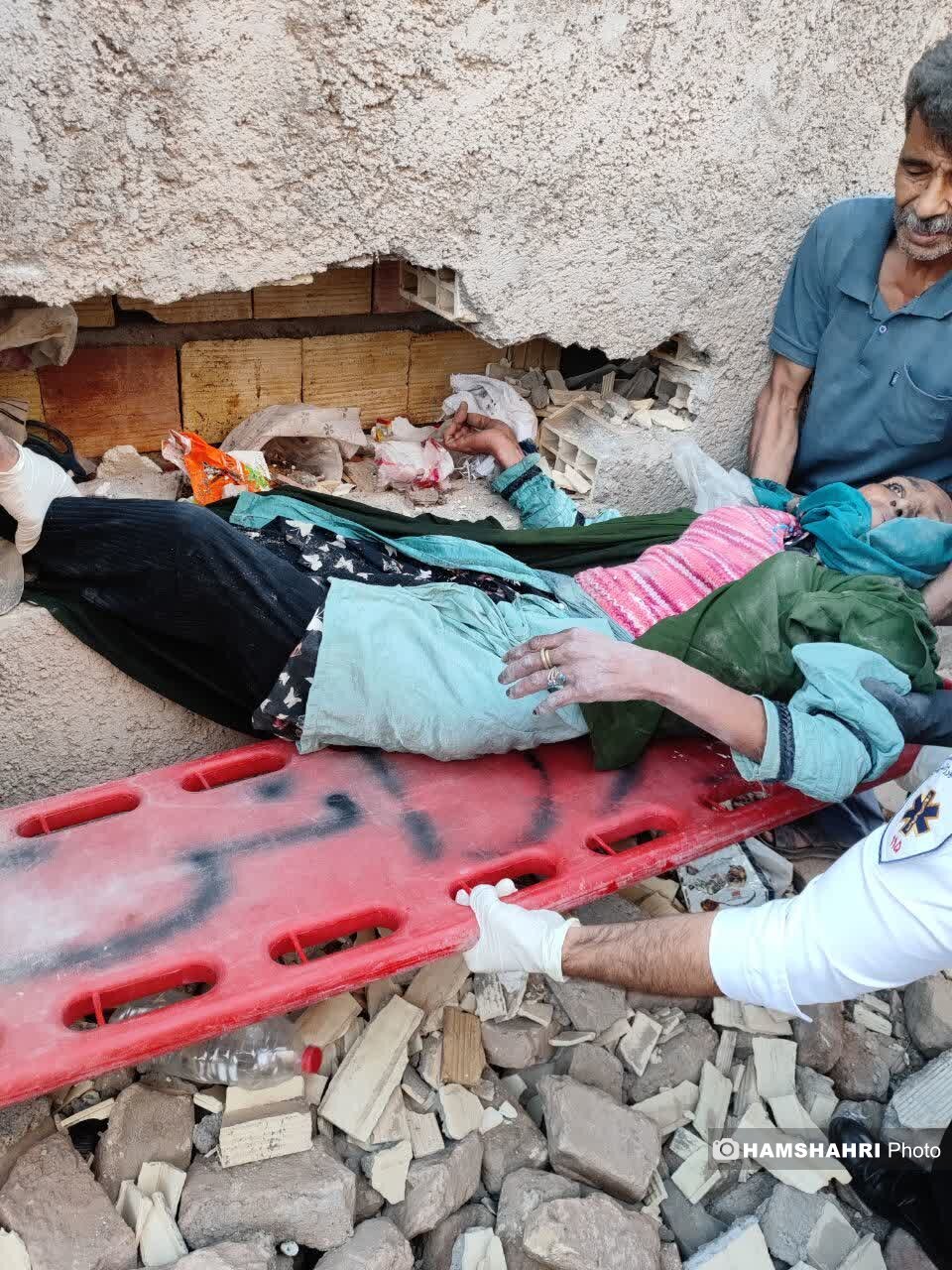 تصاویر اختصاصی همشهری از نجات زن بمی که ۴ روز بین درز ۲ دیوار گرفتار بود | وضعیت ناگوار این زن بعد از نجات توسط آتشنشانها را ببینید