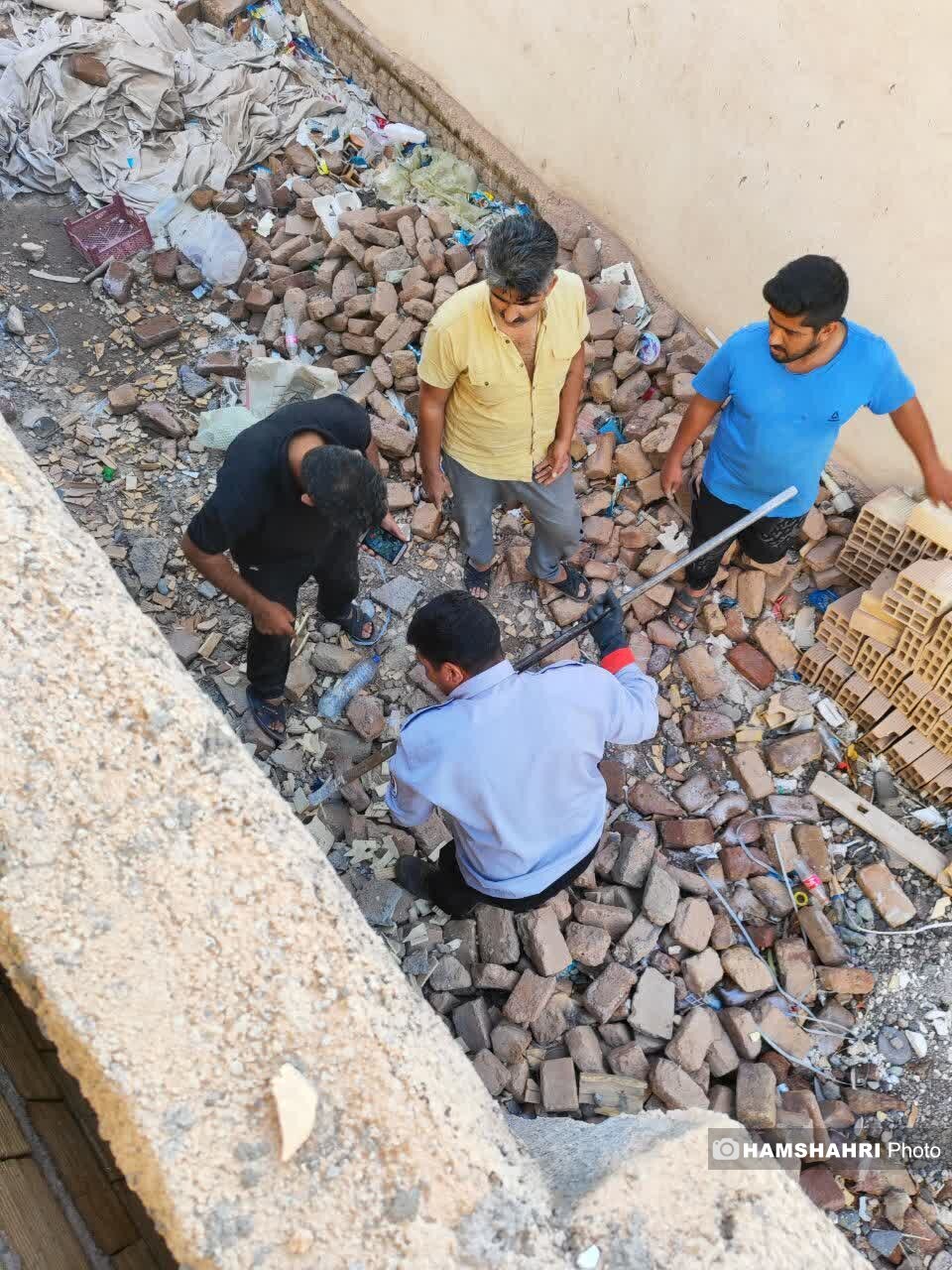 تصاویر اختصاصی همشهری از نجات زن بمی که ۴ روز بین درز ۲ دیوار گرفتار بود | وضعیت ناگوار این زن بعد از نجات توسط آتشنشانها را ببینید