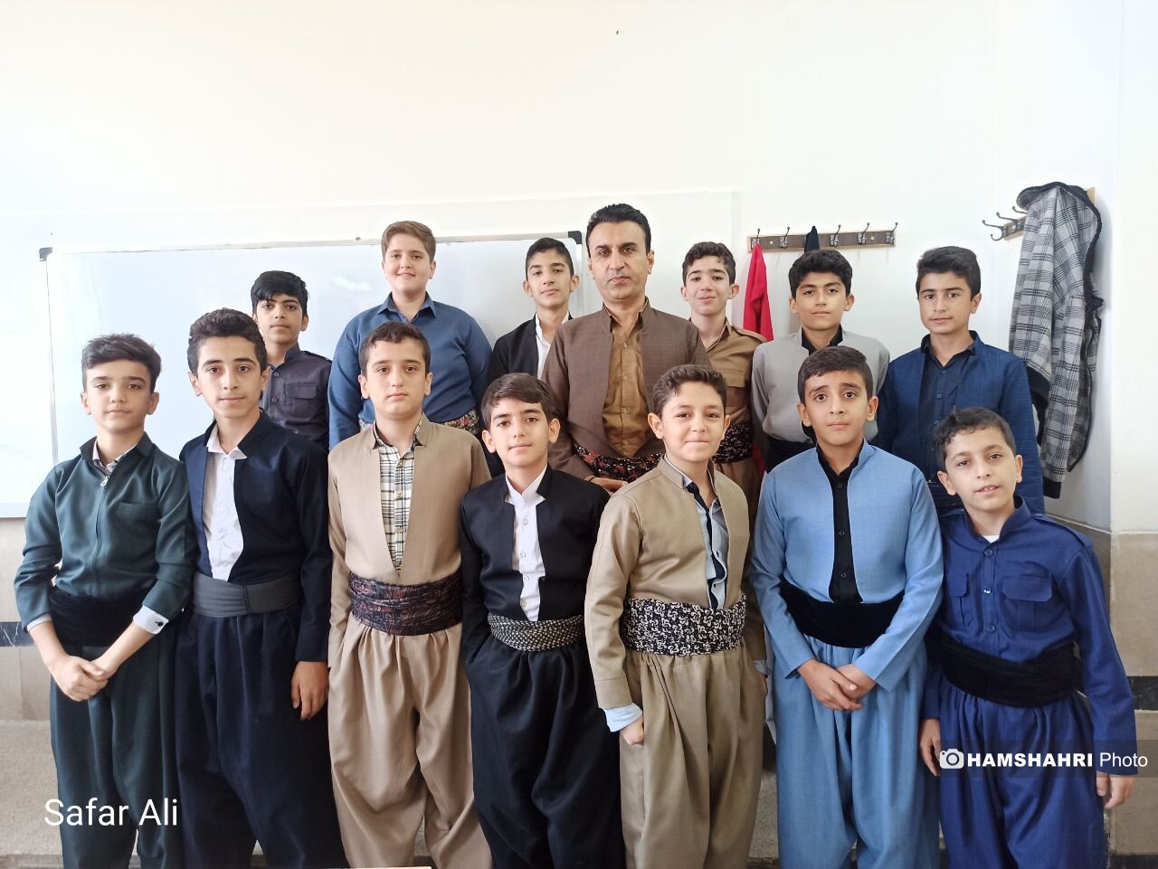 کلاس این آقا معلم در مدرسه تشکیل نمی شود