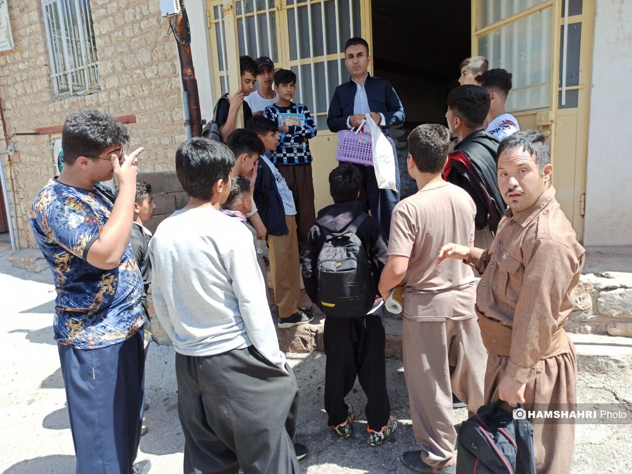 کلاس این آقا معلم در مدرسه تشکیل نمی شود