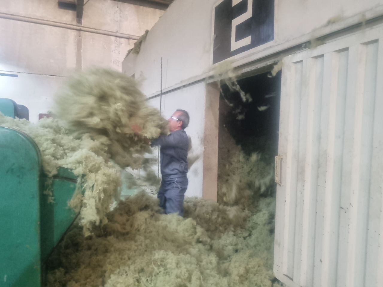 کارگران این کارخانه به عشق حادثه دیده ها کار می کنند | پتو و چادر اقامتی تولید می کنیم