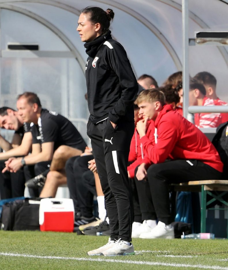 چهره تاریخساز؛ اولین سرمربی زن در فوتبال مردان انتخاب شد