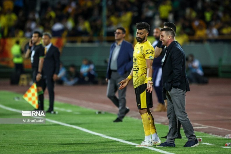 تصویری از برخورد صمیمانه و گرم اوسمار با بازیکن مورد علاقهاش در سپاهان