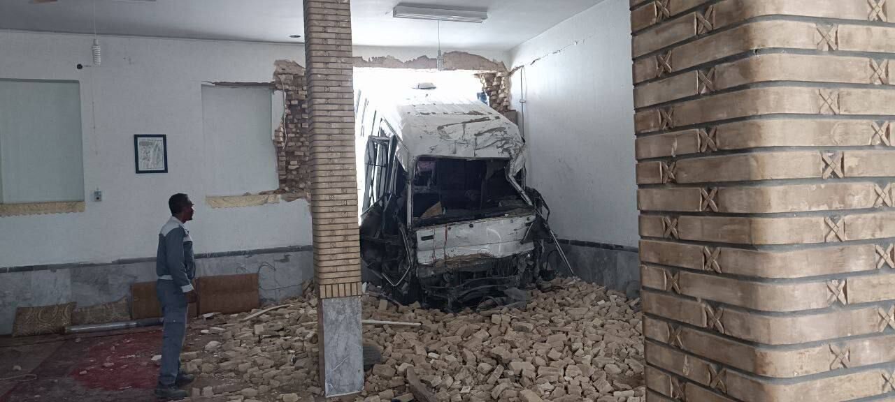 مینی بوس حادثه‌ساز در شهرستان سامان وارد یک حسینیه شد + جزئیات
