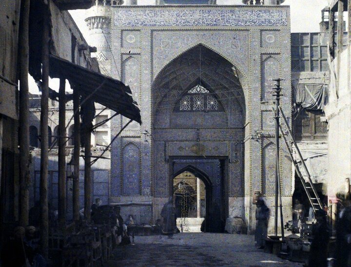 درب باب قبله حرم مطهر حضرت ابوالفضل (ع) - ۲۳ فروردین سال ۱۳۰۶ شمسی – ساعت ۲:۴۶ ظهر