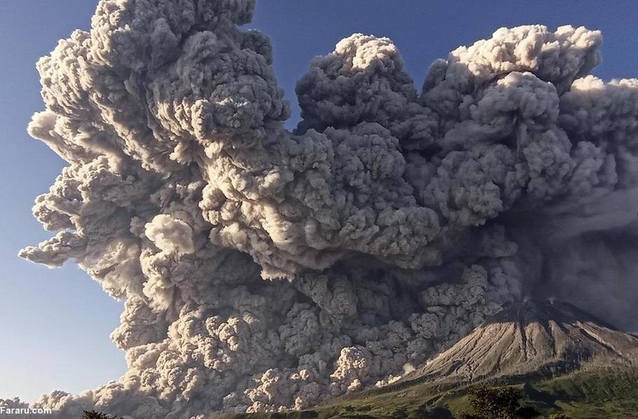تصاویر لحظه فوران دود و خاکستر از کوه آتشفشان  اندونزی | ویدئو