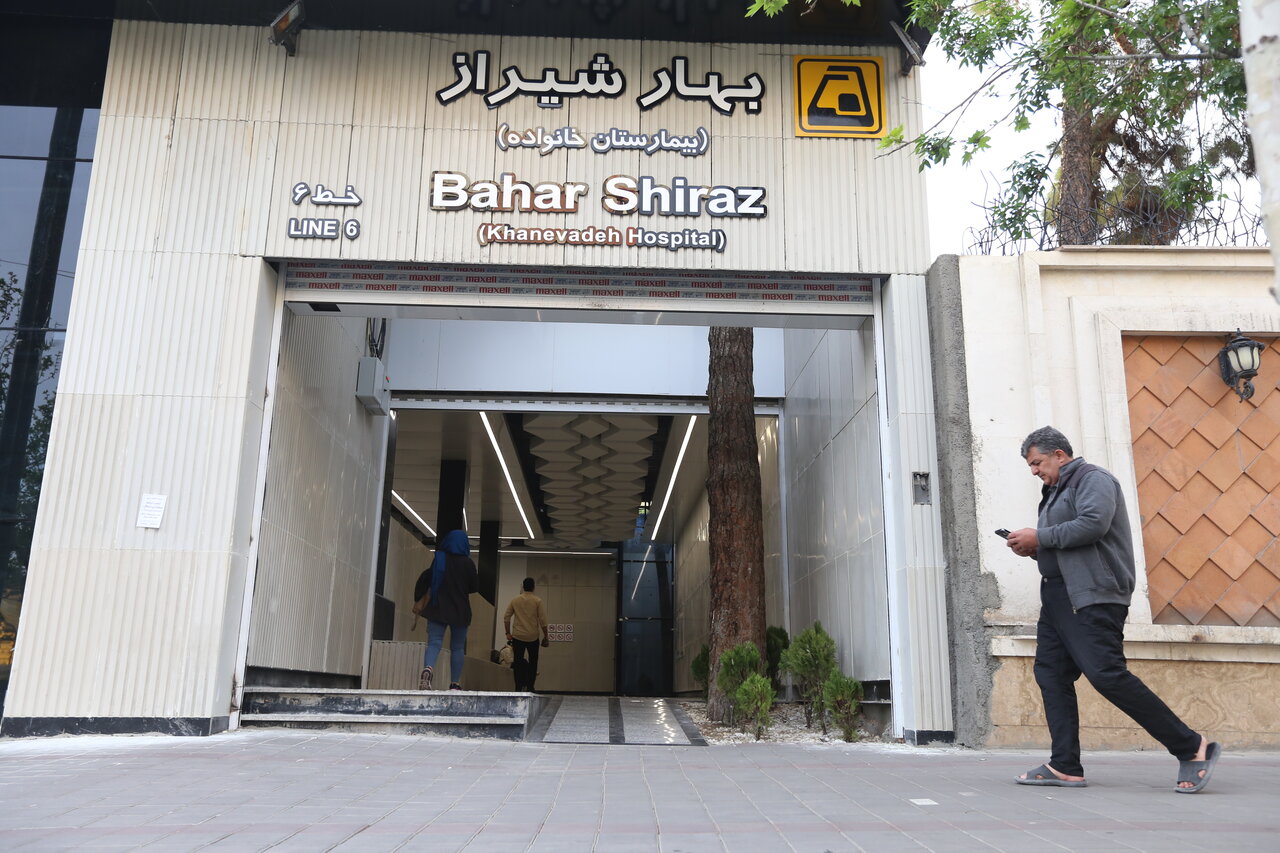 درختانی که از داخل ساختمان عبور کردند