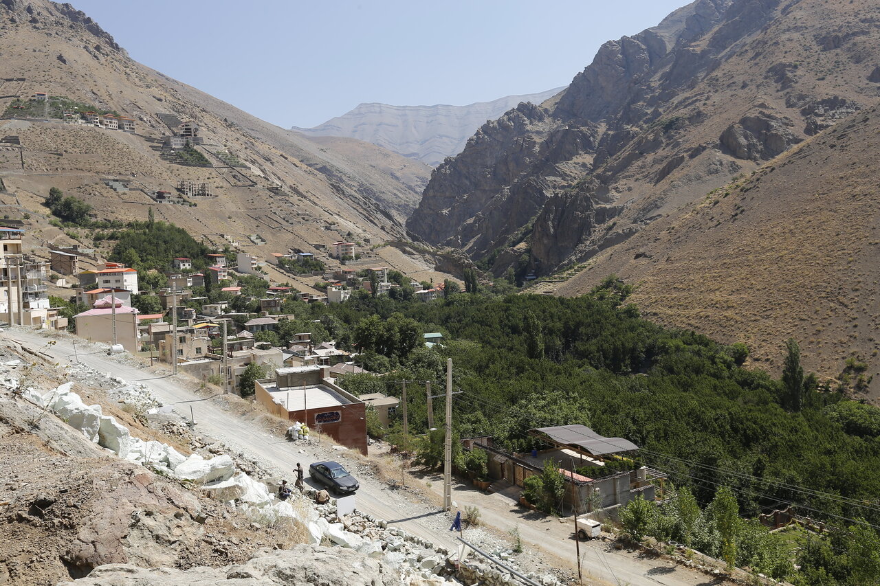 گشت وگذار در روستاهای غرب پایتخت | چنار هزار ساله ببینید و والک پلو نوش جان کنید