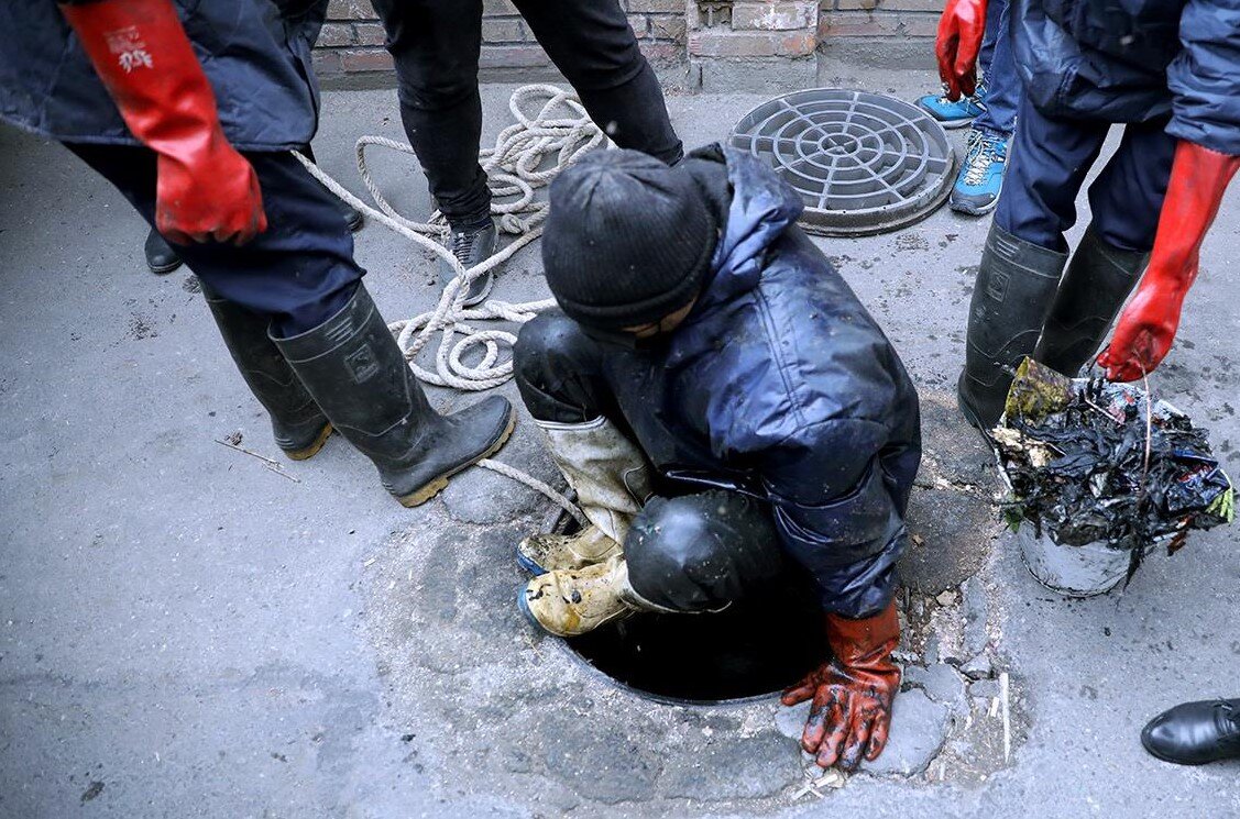 چرا کارگران شهری ناچار به پاکسازی جویها می شوند؟ | جمع آوری ۵۰کامیون زباله در ماه