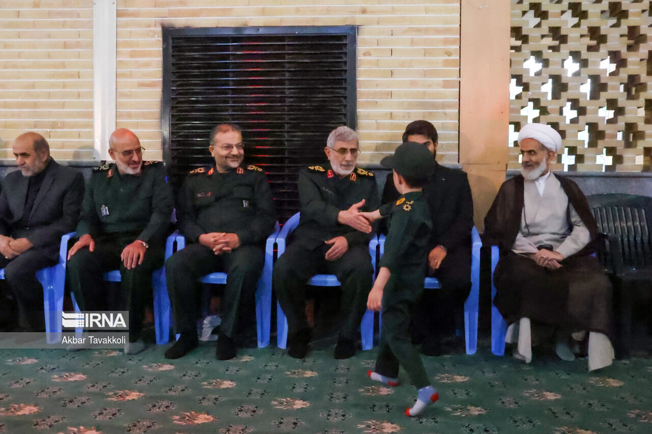 خوش و بش سرباز کوچک با سردار قاآنی ! | عکس