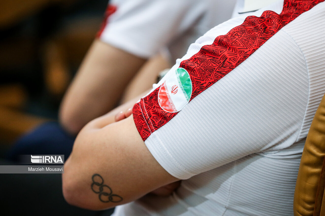 قابی جالب از نماد المپیک روی دست یکی از شرکت کنندگان در مراسم تجلیل از قهرمانان   | عکس