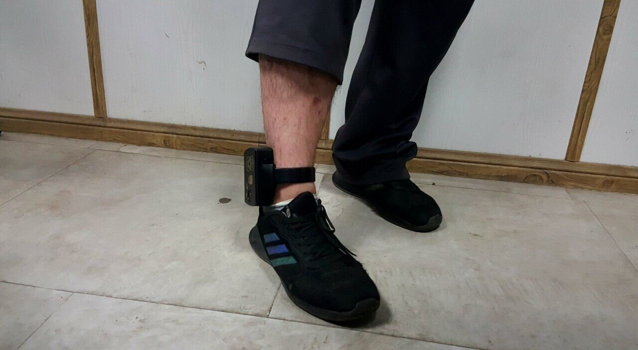 معتاد سرقت با پابند هم دزدی کرد (عکس)