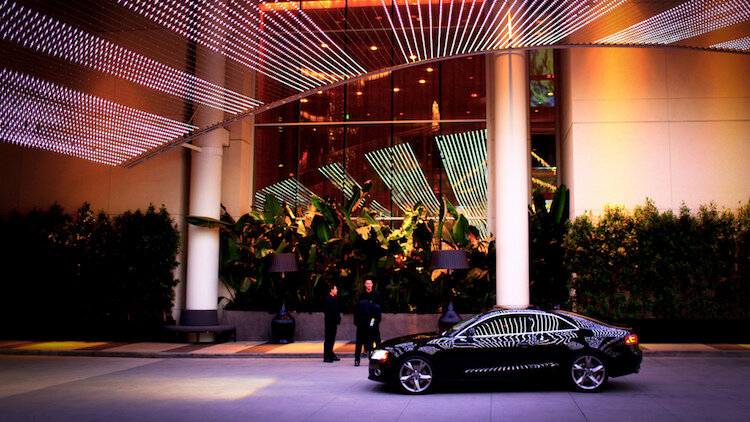 عشق ماشین این آدم ها را «ولت پارک» کرد | لذت چند دقیقه رانندگی پشت فرمان ماشین های لاکچری