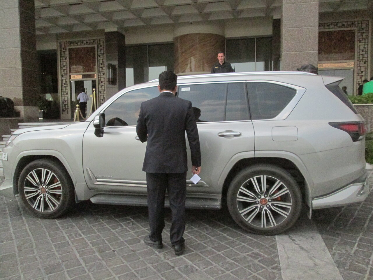 عشق ماشین این آدم ها را «ولت پارک» کرد | لذت چند دقیقه رانندگی پشت فرمان ماشین های لاکچری