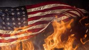 آمریکایی‌ها این پرچم‌ها را به آتش کشیدند | ویدئو