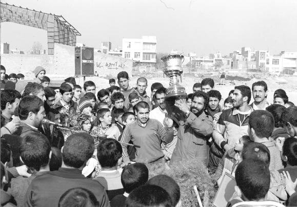 عشق و دوستی در زمینهای خاکی فوتبال | یتیمنوازی به سبک دولابیها