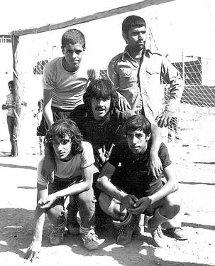 عشق و دوستی در زمینهای خاکی فوتبال | یتیمنوازی به سبک دولابیها