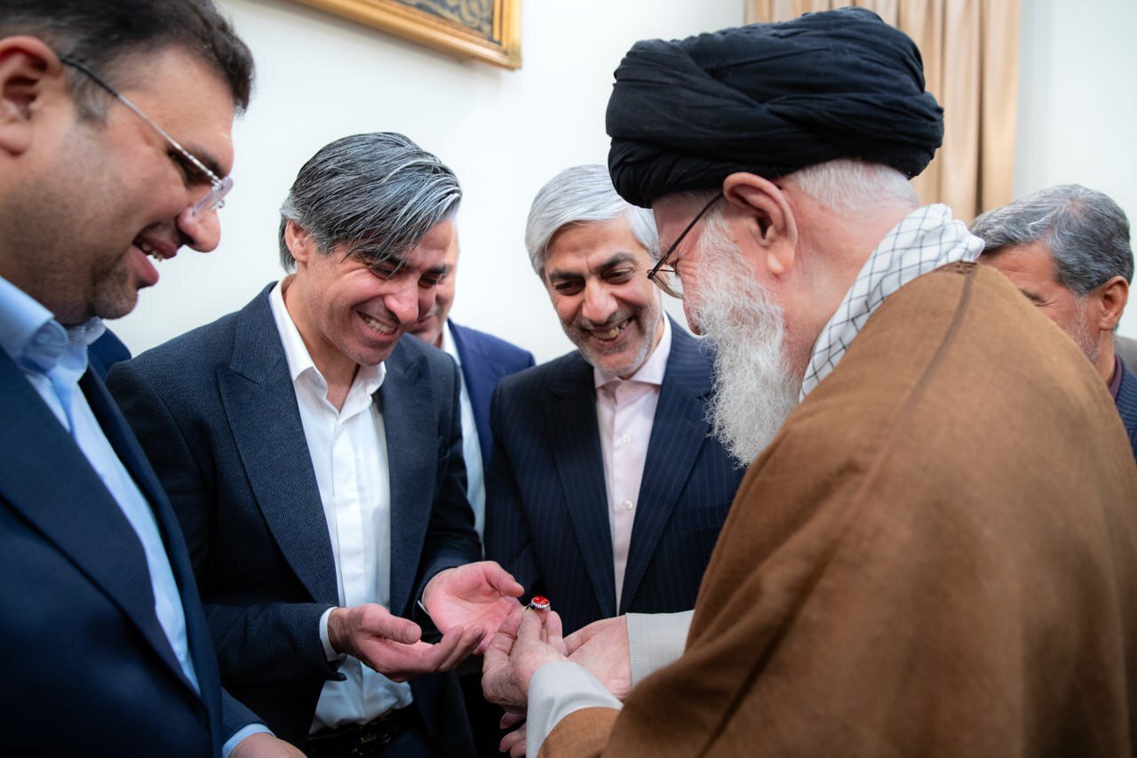 اهدای انگشتر توسط رهبر انقلاب به وحید شمسایی | عکس