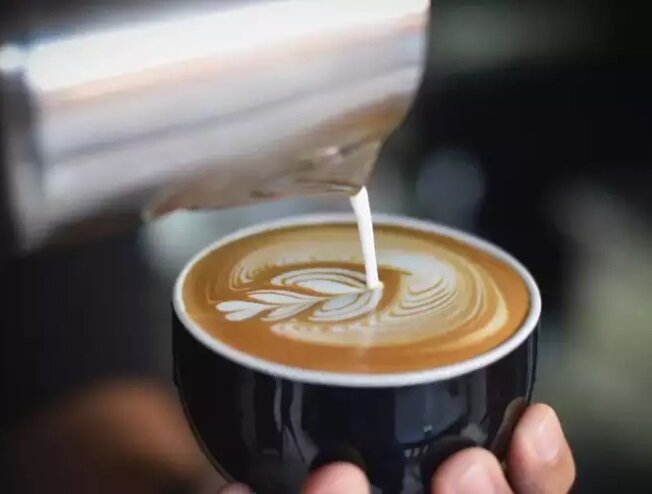 بهترین زمان خوردن قهوه ؛ این افراد نباید ناشتا قهوه بخورند | عوارض مصرف ناشتای قهوه