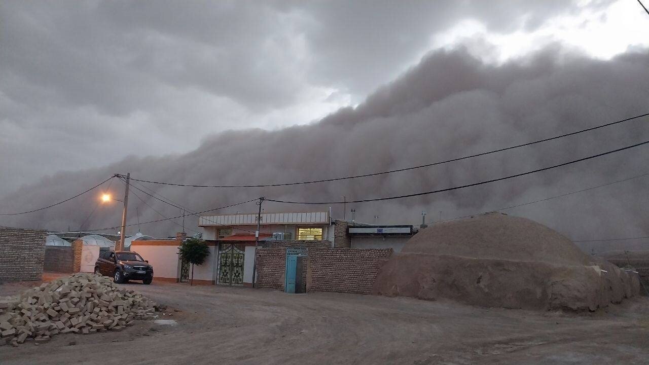 تصاویر ترسناک از طوفان شن در روستای سعدالدین کاشمر