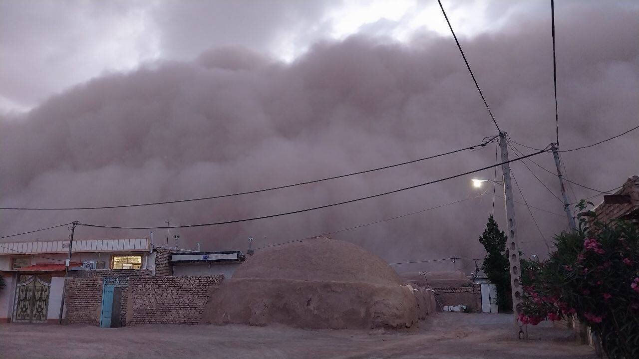 تصاویر ترسناک از طوفان شن در روستای سعدالدین کاشمر