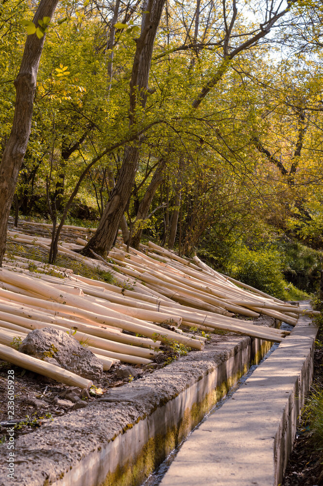 این نهر نیم متری آب مرز مشترک ایران و عراق است
