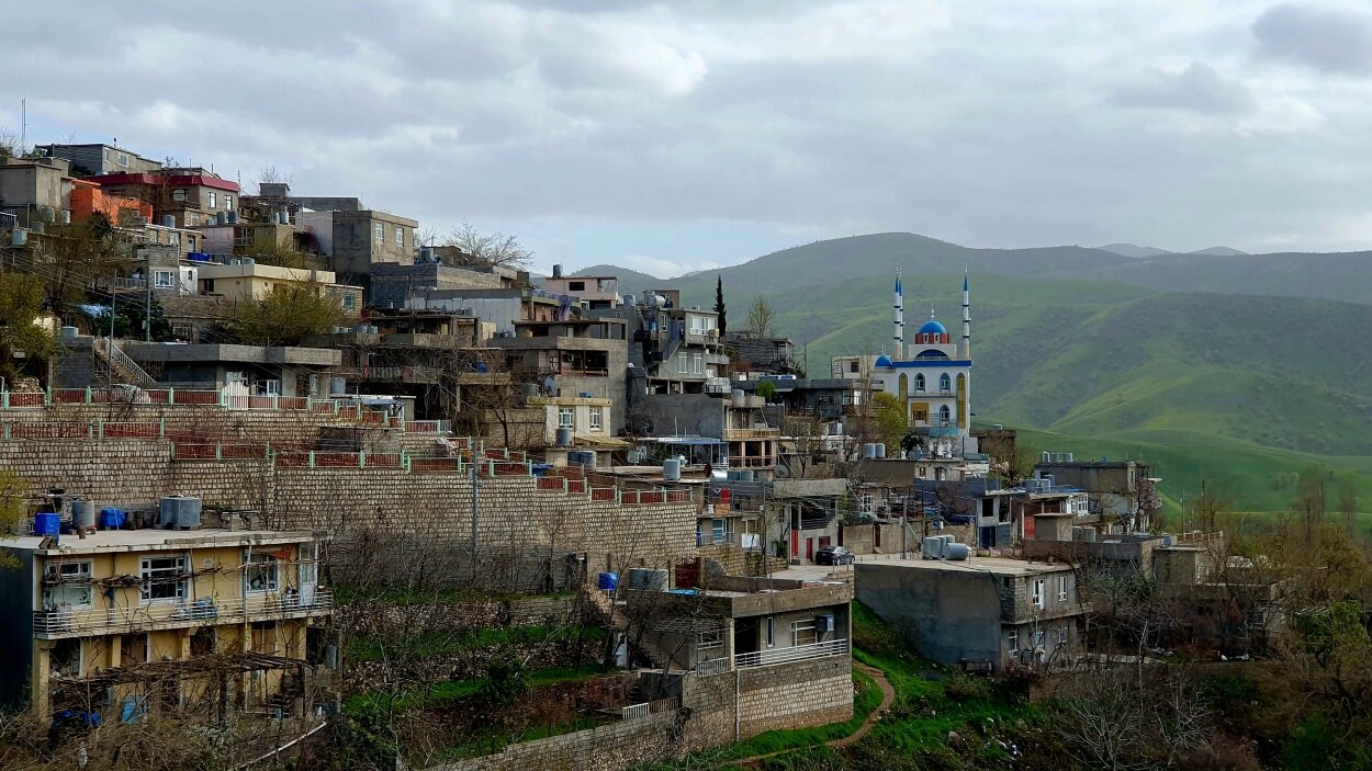 این نهر نیم متری آب مرز مشترک ایران و عراق است