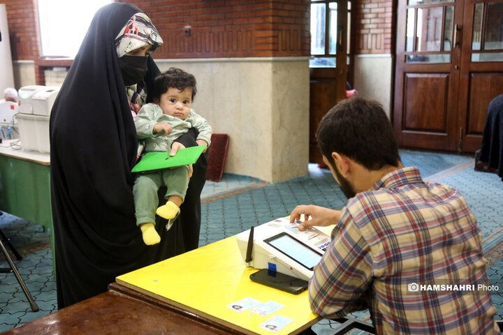 تصاویر رأی‌گیری مرحله دوم انتخابات در حوزه های انتخابیه تهران