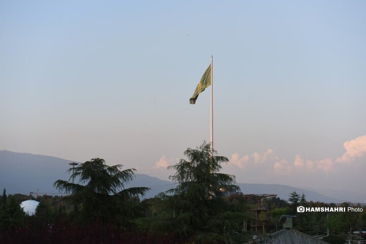 اهتزاز بزرگ‌ترین پرچم رضوی در منطقه گردشگری عباس آباد |تصاویر