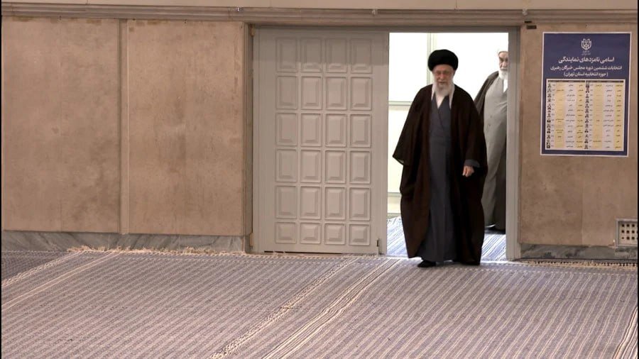 حضور رهبر انقلاب در حسینیه امام خمینی(ره) جهت انجام فرایند رای گیری | عکس