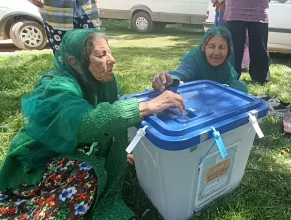 رای دادن پیرزنهای دوقلو در سمیرم