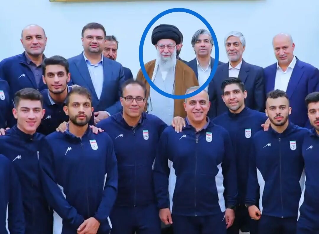 پاسخ به ادعای عجیب اینترنشنال و منوتو درباره عکس یادگاری رهبر انقلاب با ملیپوشان فوتسال + عکس و فیلم