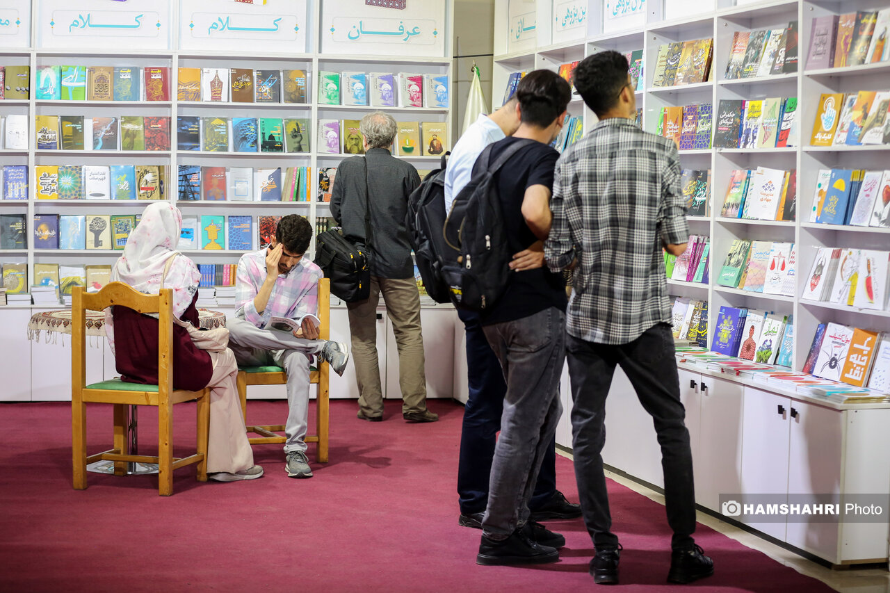 خاطره جالب از حضور رهبری در نمایشگاه کتاب + فیلم