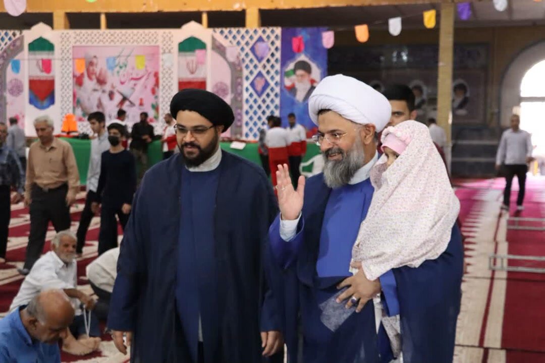 تصاویری جالب از امام جمعهای که با دختر خردسالش پشت تریبون نمازجمعه رفت!