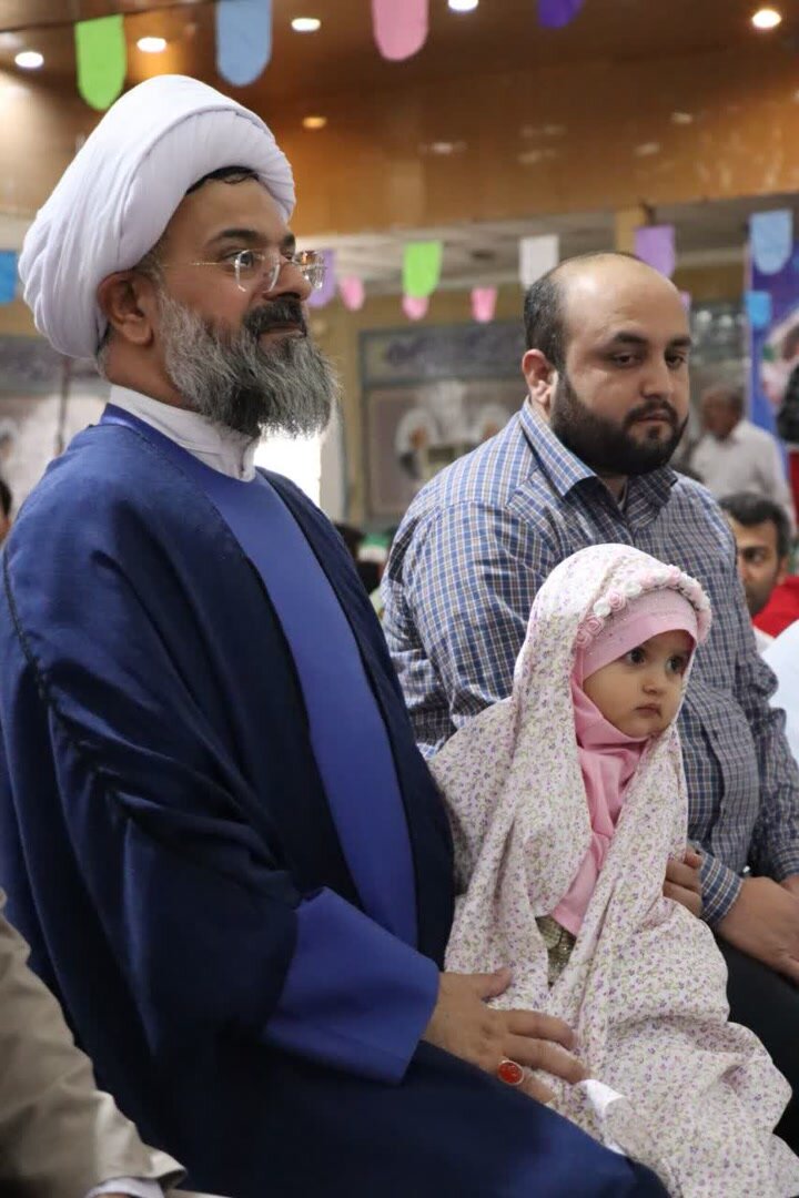 تصاویری جالب از امام جمعه‌ای که با دختر خردسالش پشت تریبون نمازجمعه رفت!