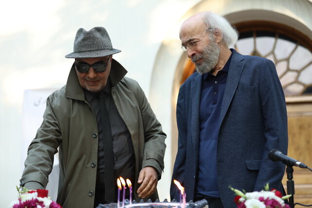 تغییر چهره بازیگران در جشن تولد ۷۳ سالگی آقای کارگردان | رضا عطاران با عینک دودی و ...|  اسم فیلم جدید این کارگردان | ویدئو