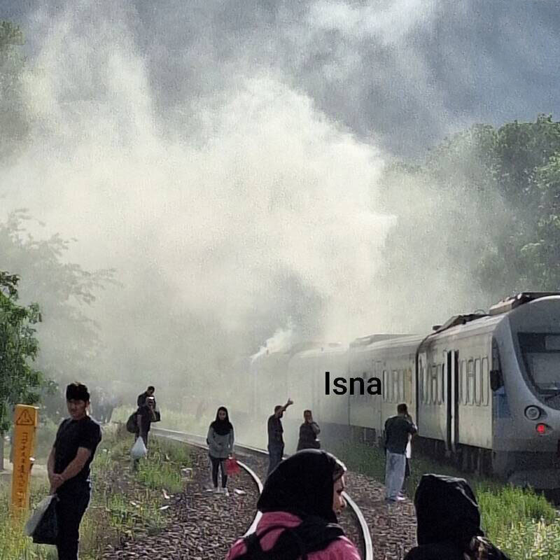تصاویری از آتش‌سوزی قطار حومه‌ای هشتگرد تهران