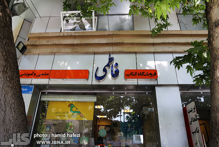 در گوشه و کنار معابر پایتخت میتوانید هم کتاب بخرید و هم تفریح کنید | بفرمایید خوراک مغز!